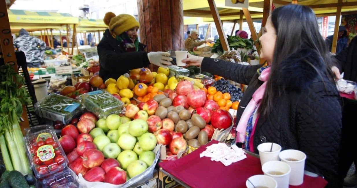 Benjamina Karić se družila s radnicima na Markalama/ Facebook/