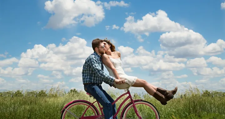 muškarac, momak, žena, djevojka, ljubavni par, ljubav, veza, sreća, biciklo/Pixabay