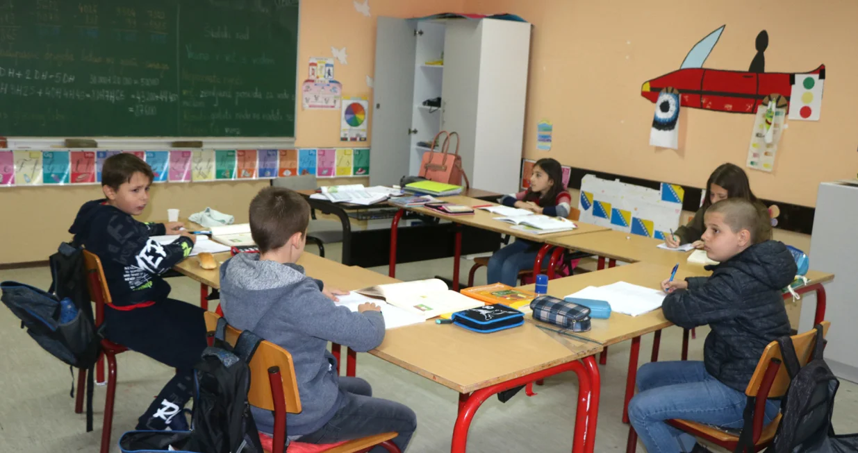 Devetero učenika područne Osnovne škole "Sveti Sava" u povratničkoj mjesnoj zajednici Liplje kod Zvornika ponovo su sjeli u školske klupe. Njihovi roditelju su uvažili preporuke članova misije OSCE-a u Bosni i Hercegovini. S povratkom u školske klupe poveli su aktivnosti da tužbama, kako navode, dođu do pravde koja im je zagarantovana Ustavom bh. entiteta Republika Srpska. (Ahmed Bešić - Anadolu Agency)/Ahmed Bešić