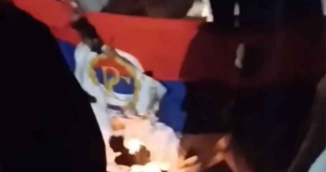 Paljenje zastave RS, zapaljena zastava RS u Zenici, Zenica/PrtSc/