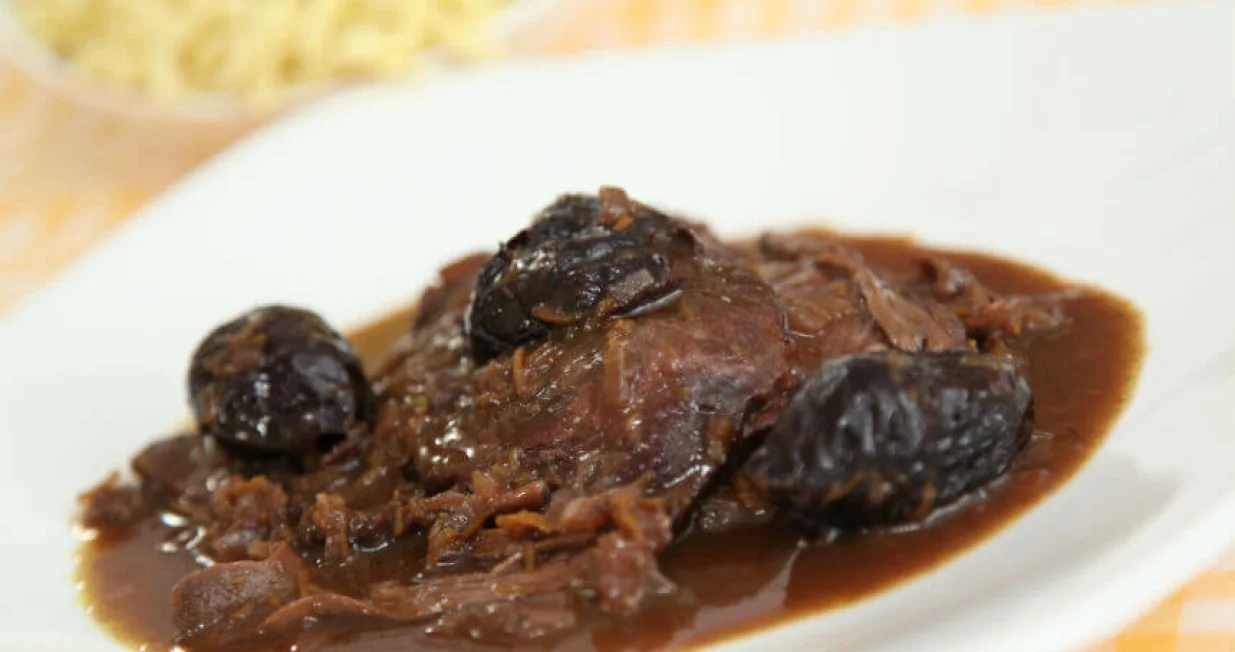 junetina s vrganjima u crnom vinu/