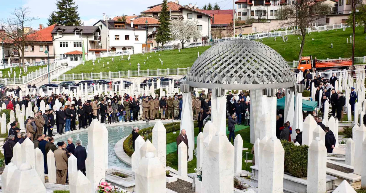 Obilježavanje 18. godišnjice 2. pješadijskog (rendžerskog) puka OS BiH i 31. godišnjice formiranja Armije Republike BiH, čemu će prisustvovati članovi Predsjedništva BiH Željko Komšić i Denis Bećirović:<br><br>- 10.00 – Šehidsko spomen mezarje "Kovači"/Didier Torche 