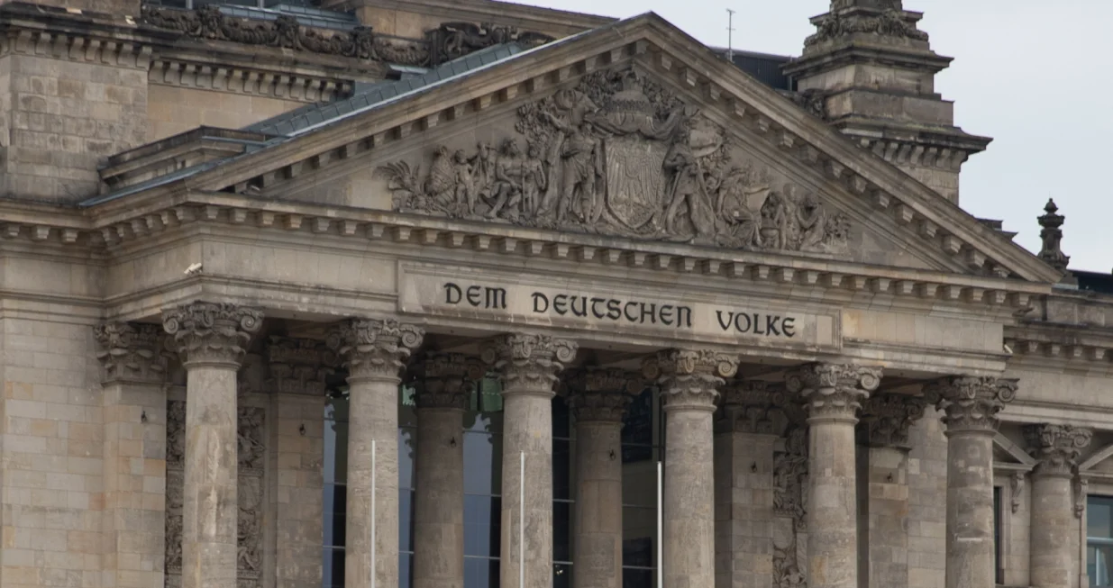 epa08775261 Flags are at half mast in front of the German parliament Bundestag building in Berlin, Germany, 26 October 2020. German Parliament Vice President Thomas Oppermann has died after suddenly collapsing while waiting for a live TV interview in the evening on 25 October. EPA/HAYOUNG JEON/Hayoung Jeon