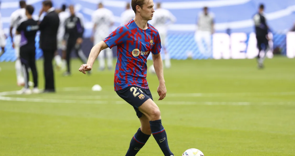 epa10247204 FC Barcelona's Frenkie de Jong warms up for El Clasico, the Spanish LaLiga soccer match between Real Madrid and FC Barcelona in Madrid, Spain, 16 October 2022. EPA/Rodrigo Jimenez