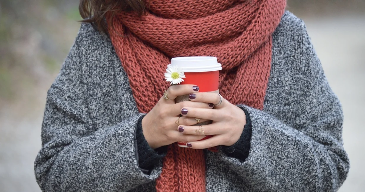 žena, djevojka, džemper, &scaron;al, kafa, zima, hladno vrijeme/Pixabay