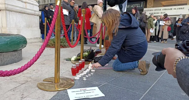 Zapaljene svijeće, odata počast ubijenim novinarima/novinarkama u Pojasu Gaze (Palestina), Vječna vatra, Udruženje BH novinari, IFJ/Edin Barimac