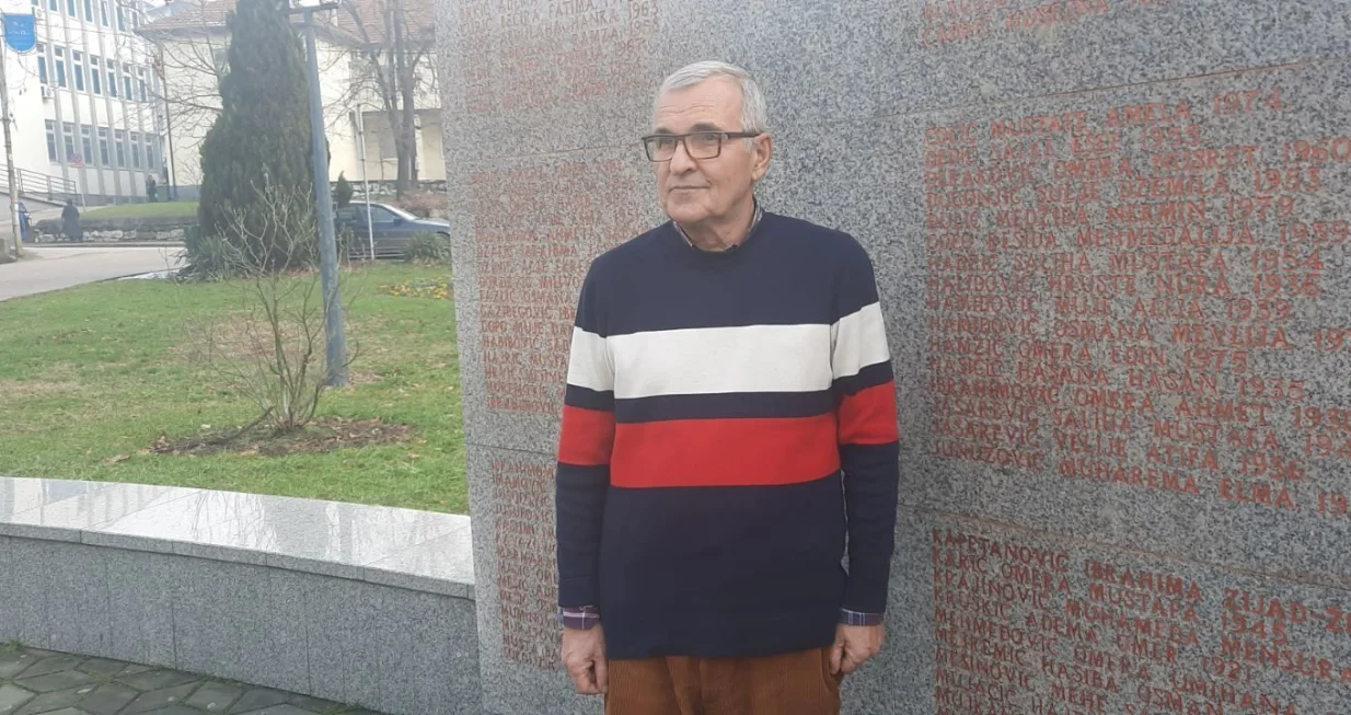 Omer Hamzić pred Centralnim spomen-obilježjem u Gračanici: Na tabli su imena ubijenih civila/