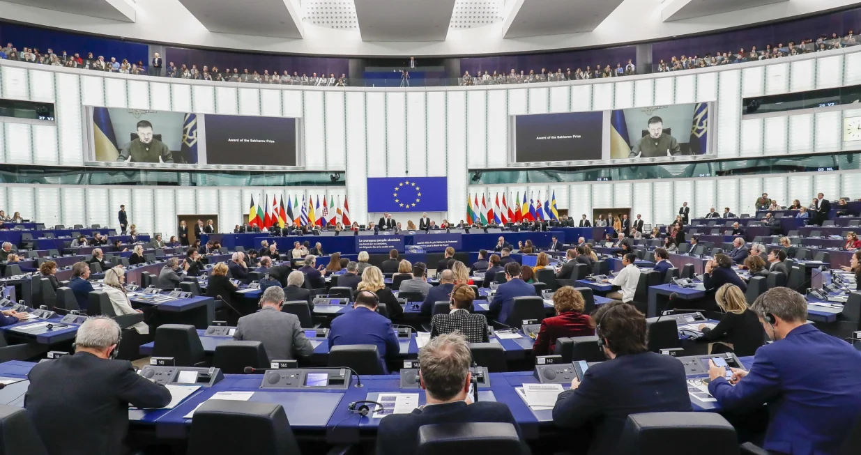 epa10365257 Ukrainian President Volodymyr Zelenskiy appears on screen during the Sakharov Prize award ceremony, at the European Parliament in Strasbourg, France, 14 December 2022. The 2022 Sakharov Prize for Freedom of Thought was awarded to the 'brave Ukrainian people'. EPA/JULIEN WARNAND/Julien Warnand