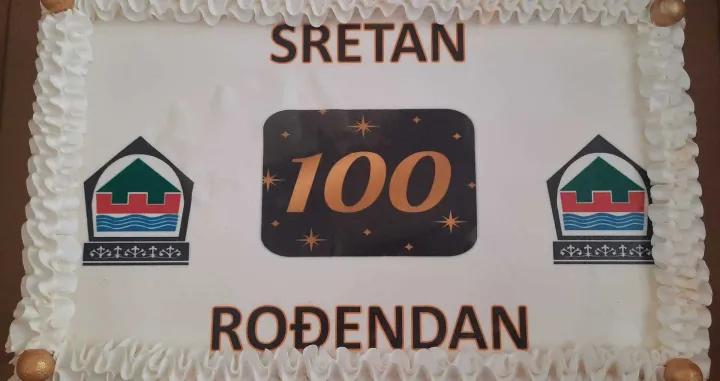 Općina se sjetila stogodišnjakinje/Press Općine Kakanj