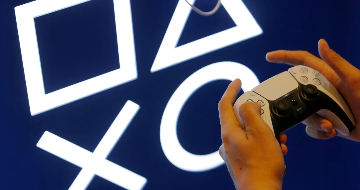 epa10260333 A gamer plays with Sony's PlayStation 5 during the Thailand Game Show 2022 event in Bangkok, Thailand, 23 October 2022. The Thailand Game Show 2022 gaming event showcases a variety of video game titles and related merchandise, to promote the gaming industry and expand the digital content market in Thailand. The event, running through 23 October, aims to drive the country to be the hub of gaming business in the Southeast Asia region. EPA/RUNGROJ YONGRIT/Rungroj Yongrit