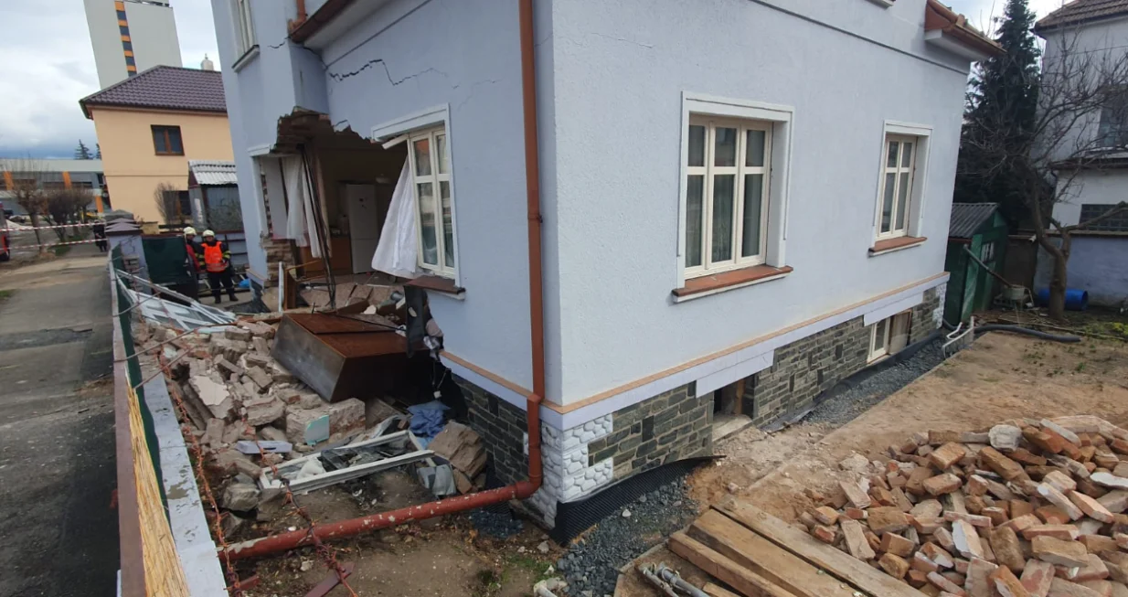 renovirao podrum pa se srušio dio kuće twitter/