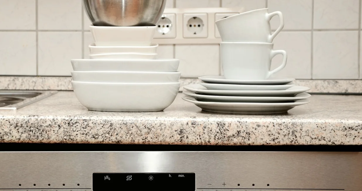 suđe, posuđe, zdjele, &scaron;oljice, tacne, ma&scaron;ina za suđe, perilica posuđa, kuhinja/Pixabay