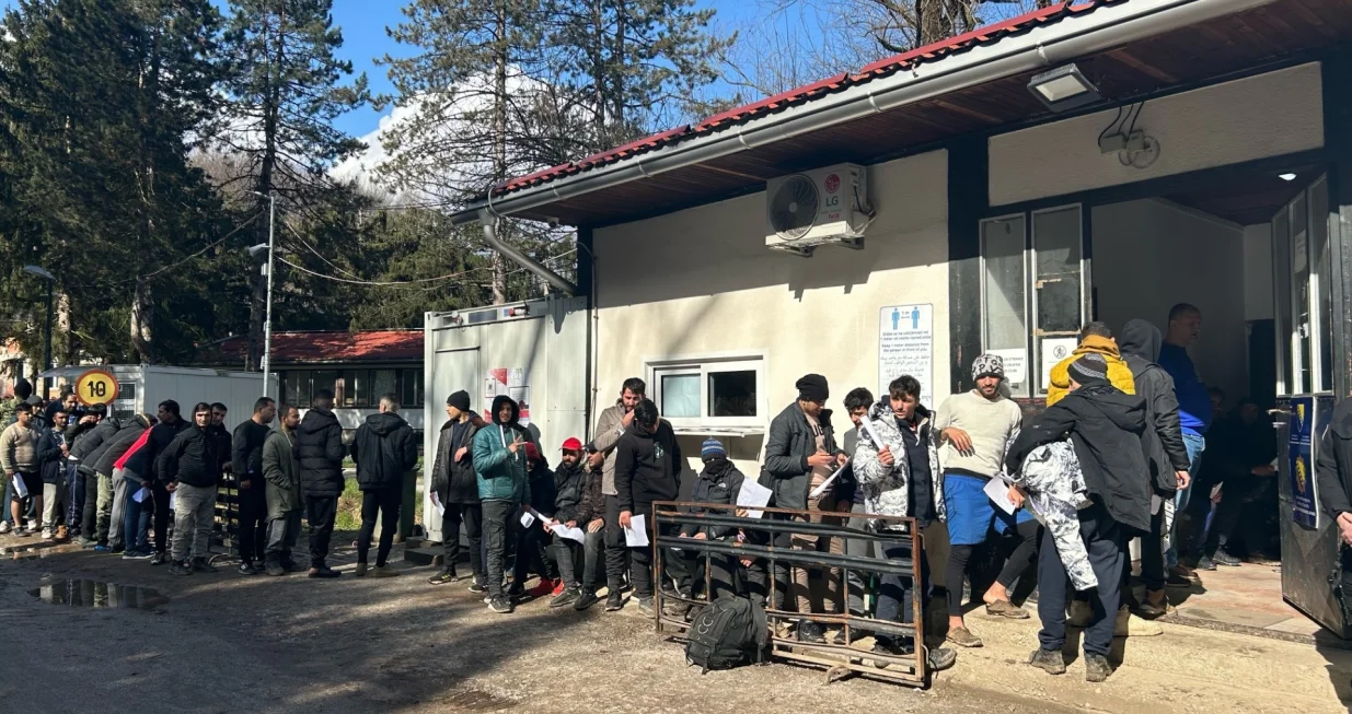 Blažuj migranti u redu čekaju/