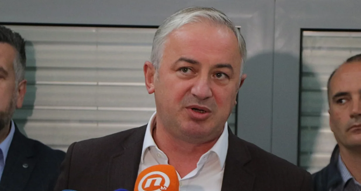 Pres-konferencija predsjednika Srpske demokratske stranke Mirka &Scaron;arovića, predsjednika Partije demokratskog progresa Branislava Borenovića i predsjednika liste "Za pravdu i red" Neboj&scaron;e Vukanovića/Senad Gubelić