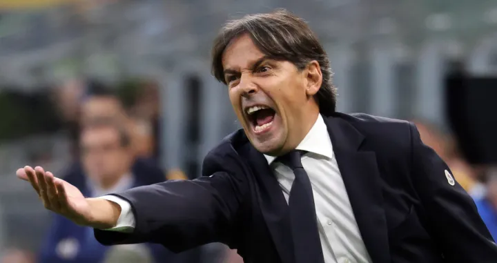 epa10218257 Inter Milan's coach Simone Inzaghi reacts during the Italian Serie A soccer match between Inter Milan and AS Roma in Milan, Italy, 01 October 2022. EPA/MATTEO BAZZI/Matteo Bazzi