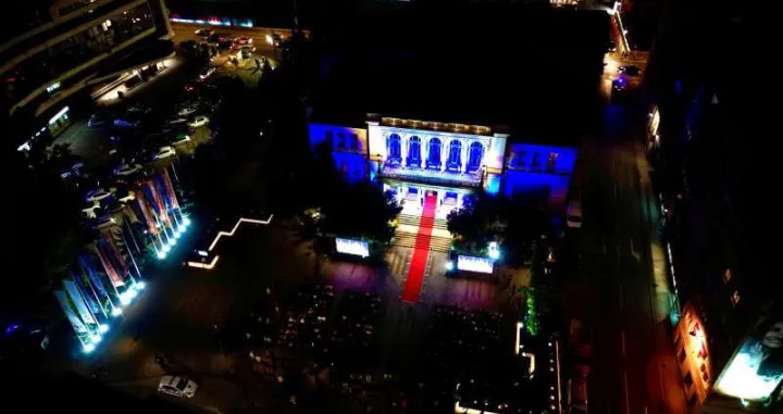 Pogled na Narodno pozori&scaron;te za vrijeme koncerta/