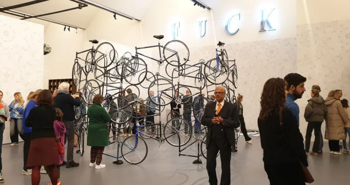 Krug "Bicikli zauvijek" bez upravljača, u pozadini eksplicitna poruka/