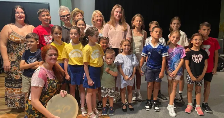 Amira Medunjanin, Nela Trifković, učenici: Bosanska etnička škola (BEŠ) Sydney/Maida Kulić Vugdalić