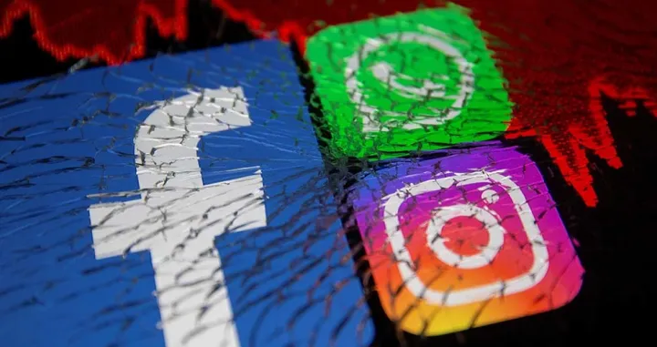 Facebook, Whatsapp and Instagram logos and stock graph are displayed through broken glass in this illustration taken October 4, 2021. REUTERS/Dado Ruvic/Illustration/Dado Ruvic