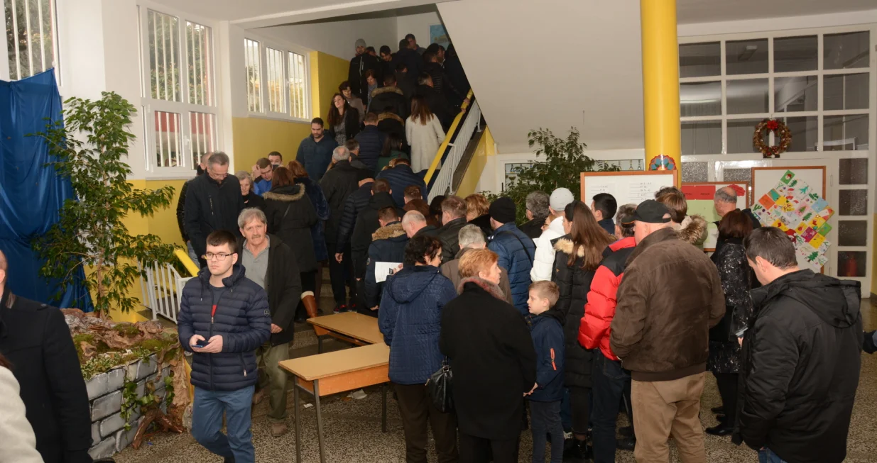 Mostar, BiH - 05. januar 2020:Drugi krug predsjedničkih izbora Republike Hrvatske u Mostaru, gdje na glasanje u inostranstvu dolaze hrvatski državljani iz čitave Hercegovine je izazvao velike gužve, kako na biralištima tako i na gradskih prometnicama (Zeljko Milicevic - Anadolu Agency)/Zeljko Milicevic 