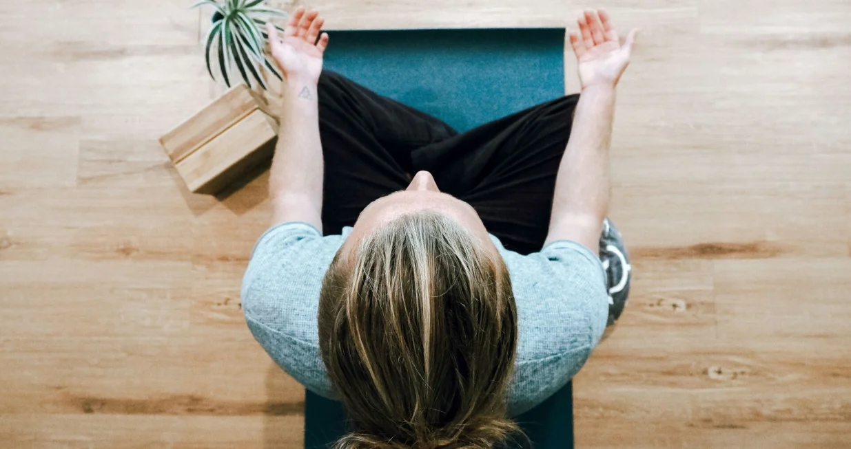 djevojka, žena, meditacija, meditiranje, smirenost, zen/Unsplash