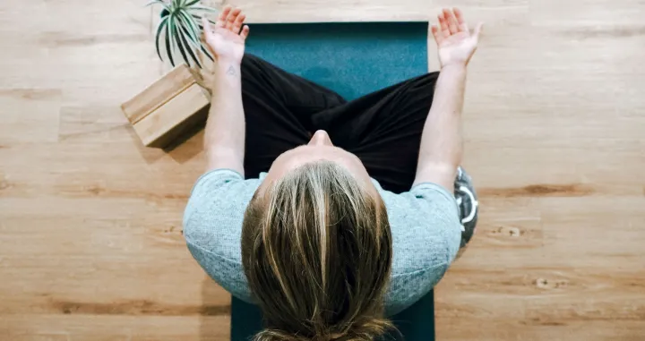 djevojka, žena, meditacija, meditiranje, smirenost, zen/Unsplash