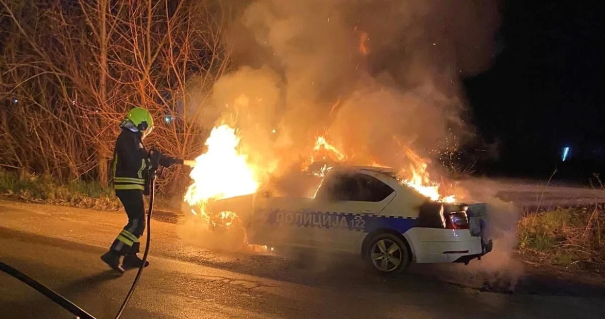 Gorio policijski automobil u Banjaluci, policijsko auto, Banjaluka, vatrogasac, vatrogasci gase vatru, Vatrogasno-spasilačka brigada Banjaluka/Vatrogasno-spasilačka Brigada Banjaluka/facebook