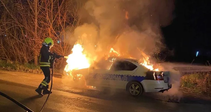 Gorio policijski automobil u Banjaluci, policijsko auto, Banjaluka, vatrogasac, vatrogasci gase vatru, Vatrogasno-spasilačka brigada Banjaluka/Vatrogasno-spasilačka Brigada Banjaluka/facebook