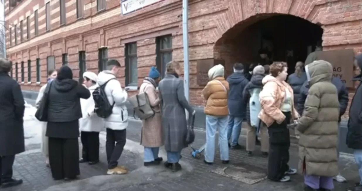 Ljudi se poredali na biralištima u podne/Screenshot