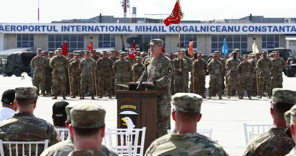 epa10098977 The commander of the 101st Airborne Division, Major General Joseph McGee (C) delivers his speech during a ceremony of presenting the battle flag of the American unit, held at Mihail Kogalniceanu NATO air-base near Constanta city, at the Black Sea Border, in Romania, 30 July 2022. Forces and means belonging to the 2nd Combat Team Brigade within the 101st American Airborne Division, deployed in Romania following the decisions of the Madrid Summit, performed a drill alongside soldiers of the 9th Marasesti Mechanized Brigade inside the 57th Air Base. Approximately 4,700 soldiers from the 101st Airborne have been deployed to various locations across Europe, from which 2,400 are located in Romania. EPA/ROBERT GHEMENT/Robert Ghement