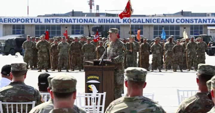 epa10098977 The commander of the 101st Airborne Division, Major General Joseph McGee (C) delivers his speech during a ceremony of presenting the battle flag of the American unit, held at Mihail Kogalniceanu NATO air-base near Constanta city, at the Black Sea Border, in Romania, 30 July 2022. Forces and means belonging to the 2nd Combat Team Brigade within the 101st American Airborne Division, deployed in Romania following the decisions of the Madrid Summit, performed a drill alongside soldiers of the 9th Marasesti Mechanized Brigade inside the 57th Air Base. Approximately 4,700 soldiers from the 101st Airborne have been deployed to various locations across Europe, from which 2,400 are located in Romania. EPA/ROBERT GHEMENT/Robert Ghement
