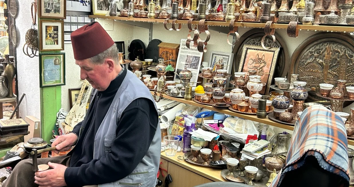 Muhamed Huseinović u svojoj kazanđijskoj radnji/