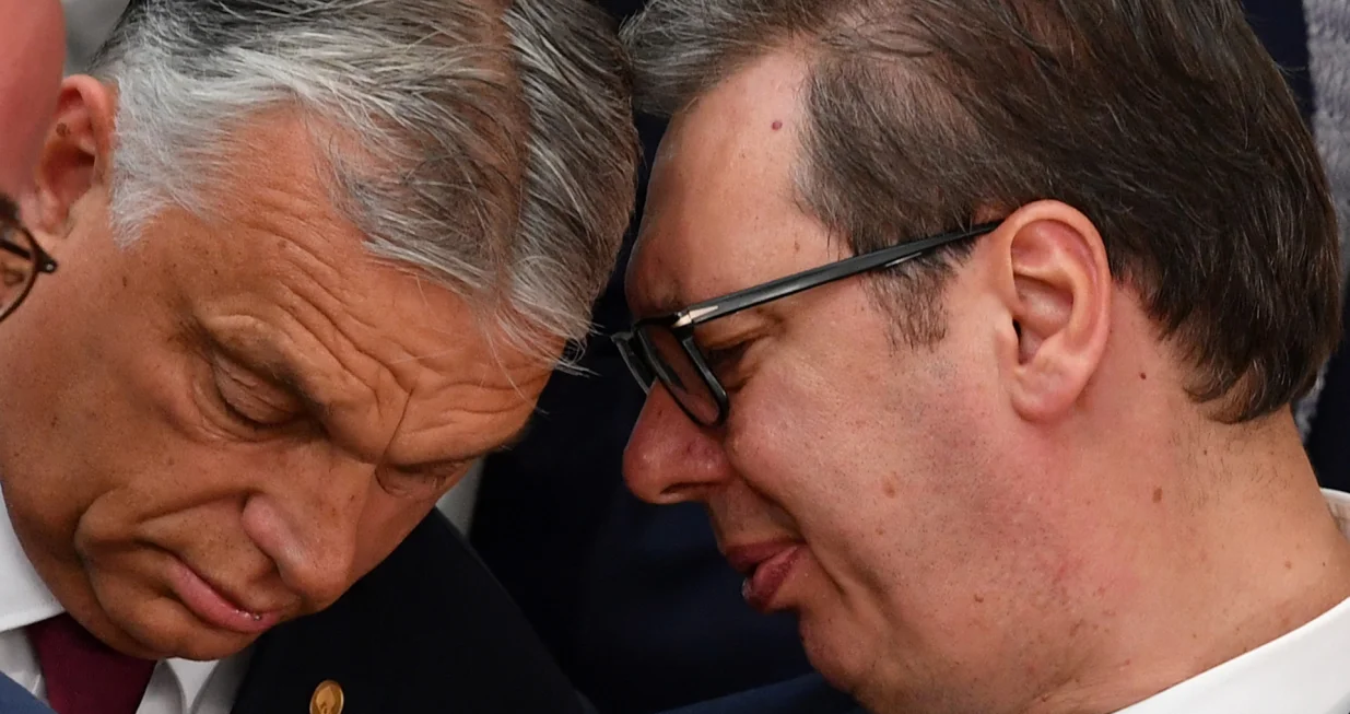epa10029533 Hungary's Prime Minister Viktor Orban (L) speaks with Serbian president Aleksandar Vucic (R) prior to the start of the EU-Western Balkans leaders' meeting in Brussels, Belgium, 23 June 2022. The progress on EU integration and the challenges which the Western Balkans countries face in connection to the Russian invasion of Ukraine are topping the agenda when EU and Western Balkan leaders meet prior a European Council meeting. EPA/JOHN THYS/POOL/John Thys/Pool
