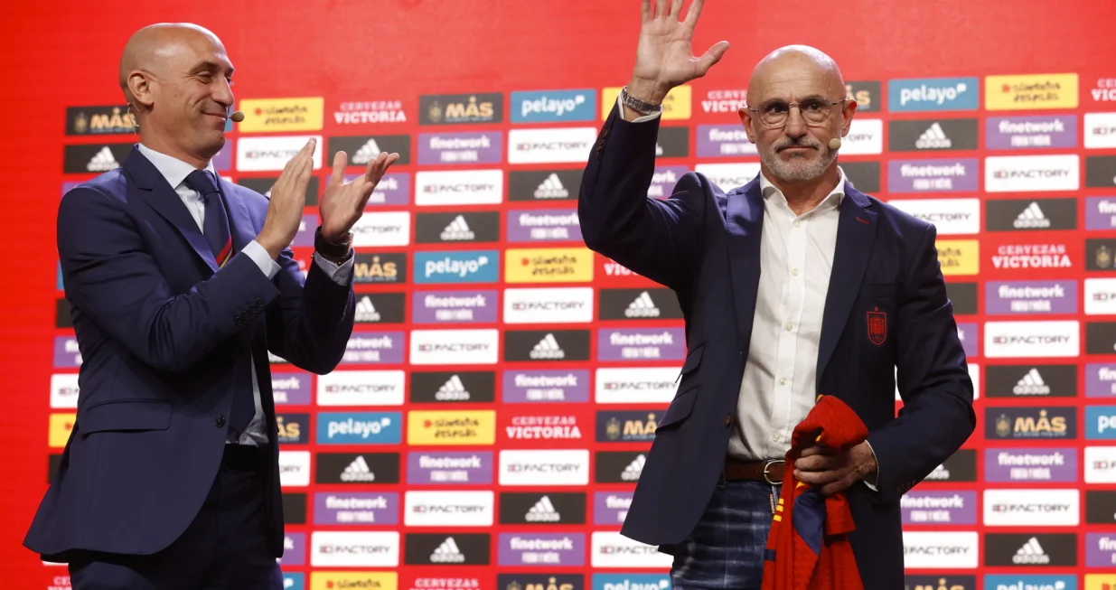 epa10361868 Luis de la Fuente (R), new head coach of the Spanish national soccer team, is applauded by Spanish Royal Soccer Federation (RFEF) president Luis Rubiales during his presentation at a press conference in Las Rozas, Madrid, Spain, 12 December 2022. De la Fuente replaces Luis Enrique after the team was knocked out by Morocco at ther FIFA World Cup Qatar 2022. EPA/JUAN CARLOS HIDALGO