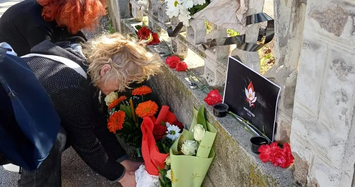 Građani polažu cvijeće/ Ambasada Ruske Federacije u BiH/