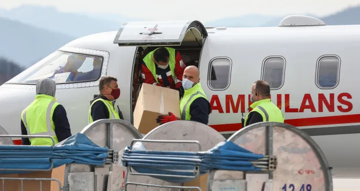 Sarajevo, Bosna i Hercegovina, 28. mart 2021:Na Međunarodni aerodrom Sarajevo u nedjelju su bolničkim avionom dopremljene vakcine protiv COVID-19 koje je Bosni i Hercegovini donirala Republika Turska (Elman Omic - Anadolu Agency)/Elman Omic