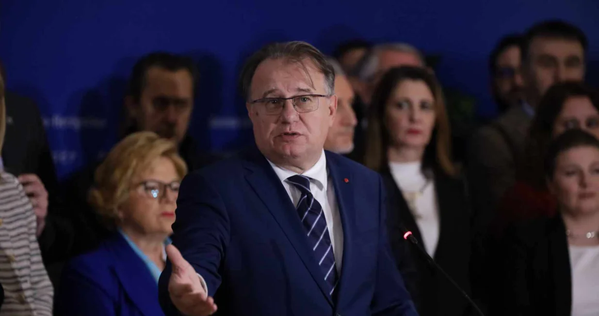 Nermin Nik&scaron;ić na press konferenciji/Senad Gubelić/