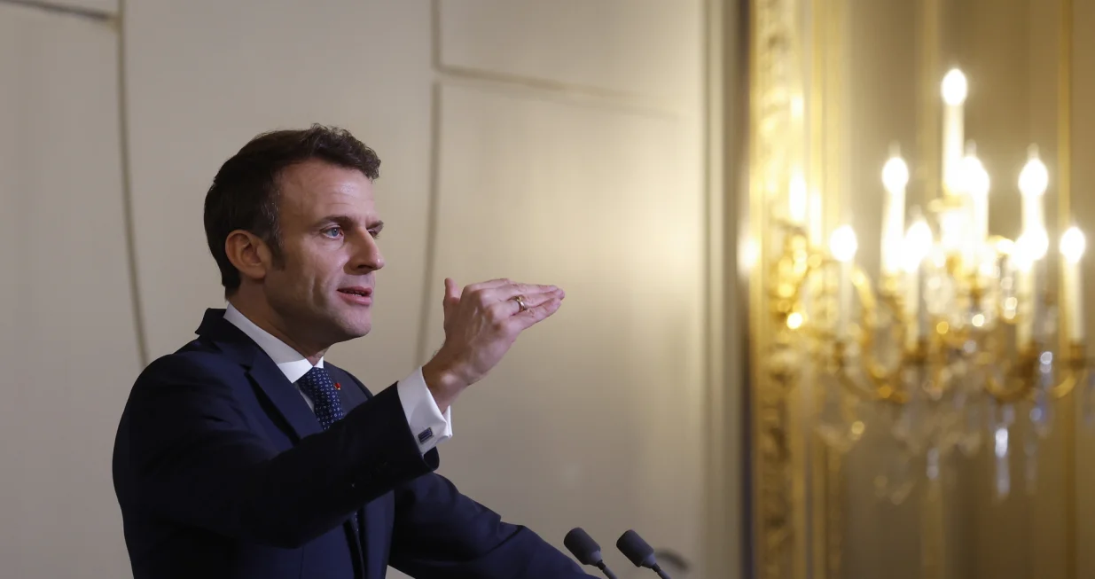 epa10390282 French President Emmanuel Macron delivers his speech to the French Bakery and Pastry Federation members during the presentation of the Epiphany cake at the Elysee Palace, in Paris, France, 05 January 2023. EPA/YOAN VALAT/POOL/Yoan Valat/Pool
