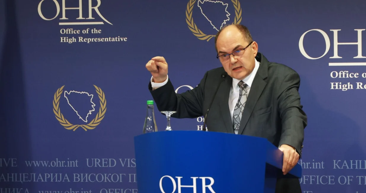 SARAJEVO, 19. decembra (FENA) – Visoki predstavnik u Bosni i Hercegovini Christian Schmidt pozvao je političke odnsno parlamentarne strukture u BiH da u kratkom roku usvoje tehničke izmjene izbornog zakonodavstva zemlje radi poboljšanja integriteta izbornog procesa; u protivnom, nametnut će ih on koristeći ovlasti. (Foto FENA/Almir Razić)/Fena