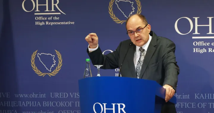 SARAJEVO, 19. decembra (FENA) – Visoki predstavnik u Bosni i Hercegovini Christian Schmidt pozvao je političke odnsno parlamentarne strukture u BiH da u kratkom roku usvoje tehničke izmjene izbornog zakonodavstva zemlje radi poboljšanja integriteta izbornog procesa; u protivnom, nametnut će ih on koristeći ovlasti. (Foto FENA/Almir Razić)/Fena