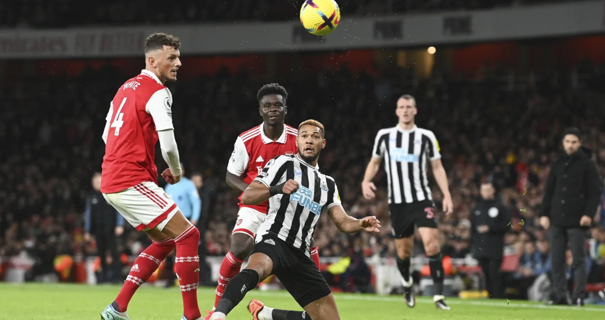 epa10387733 Ben White of Arsenal (L) in action against Joelinton of Newcastle (C) during the English Premier League soccer match between Arsenal London and Newcastle United in London, Britain, 03 January 2023. EPA/Neil Hall EDITORIAL USE ONLY. No use with unauthorized audio, video, data, fixture lists, club/league logos or 'live' services. Online in-match use limited to 120 images, no video emulation. No use in betting, games or single club/league/player publications