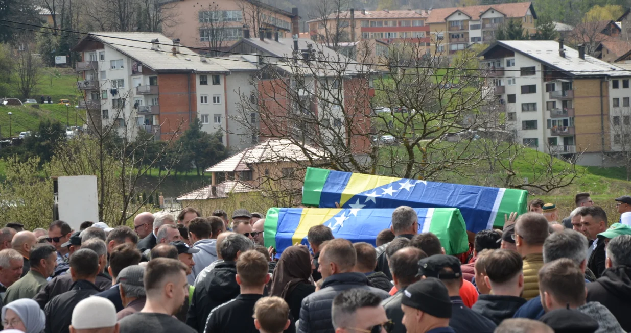 Na šehidskom mezarju Rakita u Vlasenici danas je klanjana 19. kolektivna dženaza šehidima ovog grada koji su zvjerski ubijani 1992. godine. Vječni smiraj pronašli su Osmo Efendić (rođen 1961. godine) i trinaestogodišnji Rahman Hrnjić. (Ahmed Bešić - Anadolu Agency)/�