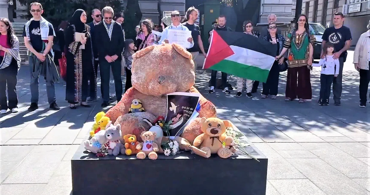 Umjetnički performans i postavljanje umjetničke instalacije "Svaki Sat 9 Nevinih"/