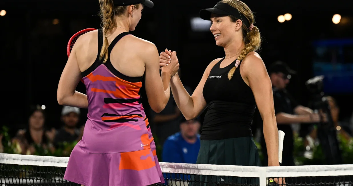 epa10386213 Elena Rybakina of Kazakhstan (L) and Danielle Collins of the US meet at the net after Rybakina won their first round match during the 2023 Adelaide International Tennis Tournament at the Memorial Drive Tennis Centre in Adelaide, Australia, 02 January 2023. EPA/MICHAEL ERREY AUSTRALIA AND NEW ZEALAND OUT