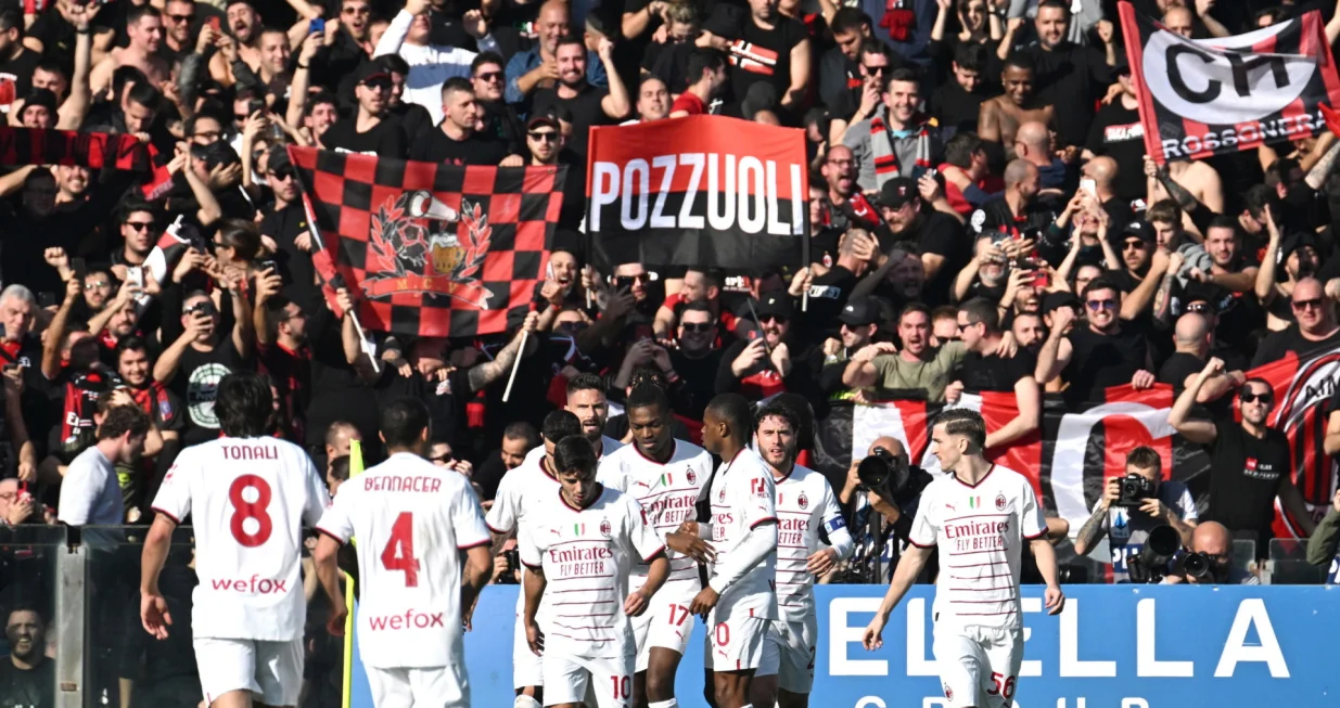 epa10388743 Milan's Rafael Leao (C) celebrates with teammates after scoring the team's first goal during the Italian Serie A soccer match between US Salernitana and AC Milan at the Arechi stadium in Salerno, Italy, 04 January 2023. EPA/MASSIMO PICA