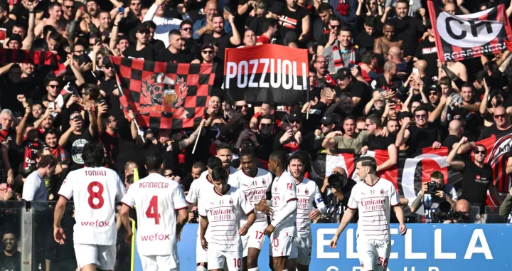 epa10388743 Milan's Rafael Leao (C) celebrates with teammates after scoring the team's first goal during the Italian Serie A soccer match between US Salernitana and AC Milan at the Arechi stadium in Salerno, Italy, 04 January 2023. EPA/MASSIMO PICA
