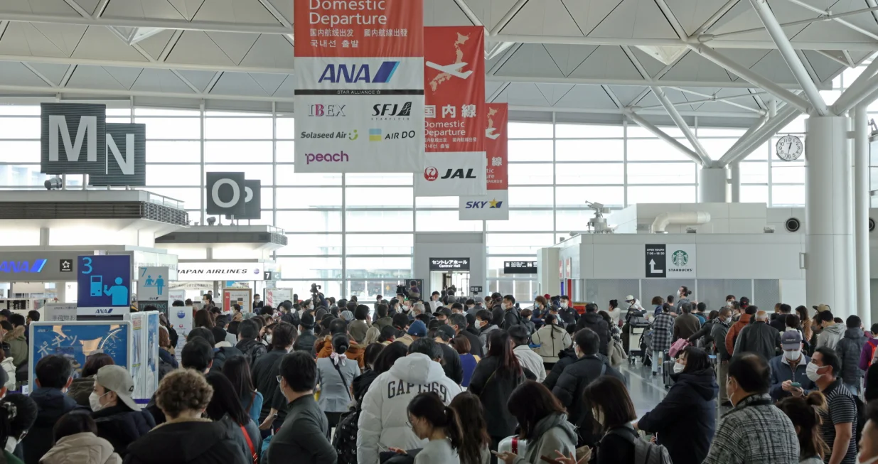 epa10393674 The departure lobby of the Central Japan International Airport is seen crowded following the closing of a runway after the emergency landing of an aircraft in Aichi Prefecture, central Japan, 07 January 2023. A domestic flight operated by Jetstar Japan Co. made an emergency landing after the company received a bomb threat. All passengers and crew escaped, but five passengers were slightly injured during the evacuation. The airport's runway was temporarily closed and no suspicious items were found. EPA/JIJI PRESS JAPAN OUT EDITORIAL USE ONLY//Jiji Press