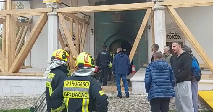 Požar je zahvatio munaru i ulazna vrata/Screenshot/