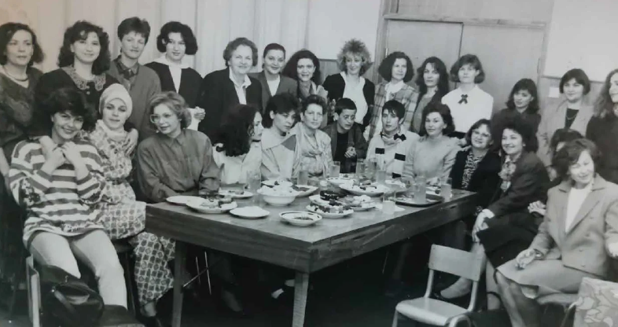 Učesnice osnivačke skup&scaron;tine zeničke Medice u aprilu 1993. godine. Na fotografiji su: Milenka, Dijana, Hana, Merlina, Zilka, Meliha, Monika, Mihaela, Jasminka, Senada, Pa&scaron;a, Azra, Zemira, Marijana, Selena, Zilha-Zika, Hana, Milenka, Meliha, Ferida, Kadrija, Senada, Fahira, Mirha, Nusreta i Mensura/Arhiva Medice