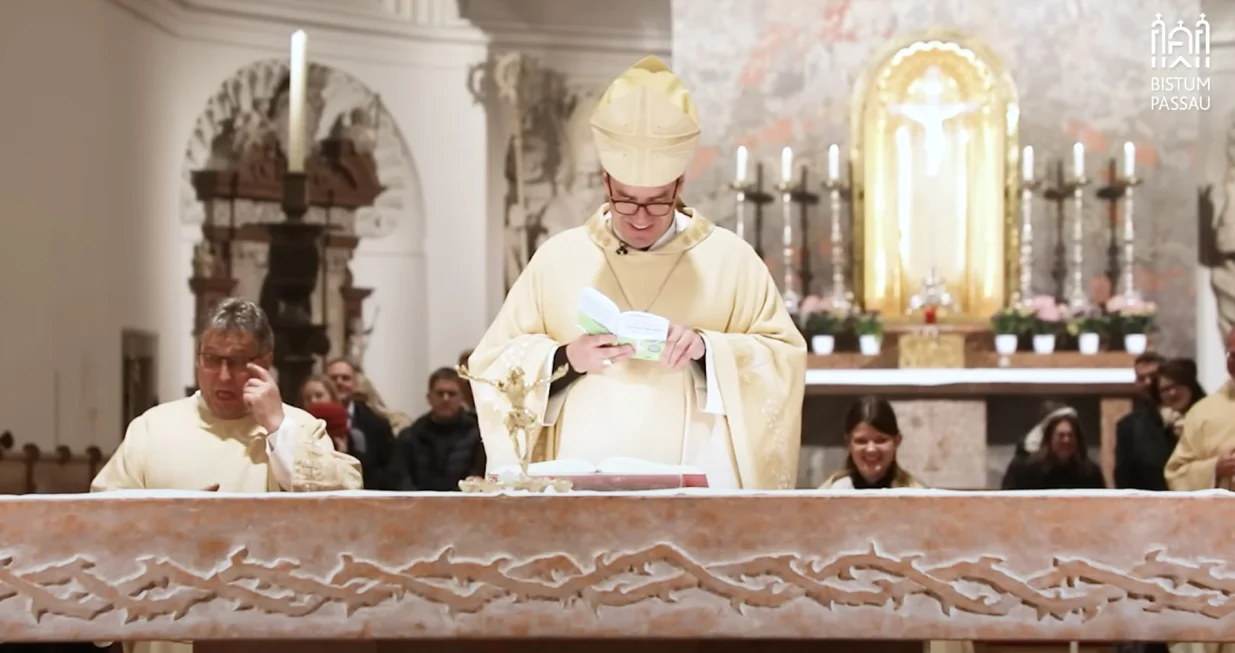 Šaljivi biskup njeguje stare običaje/ Screenshot/ YouTube/